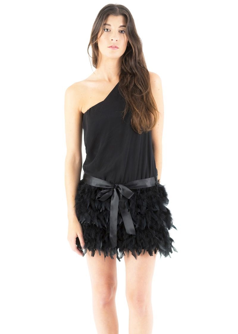 vestido negro plumas detalle